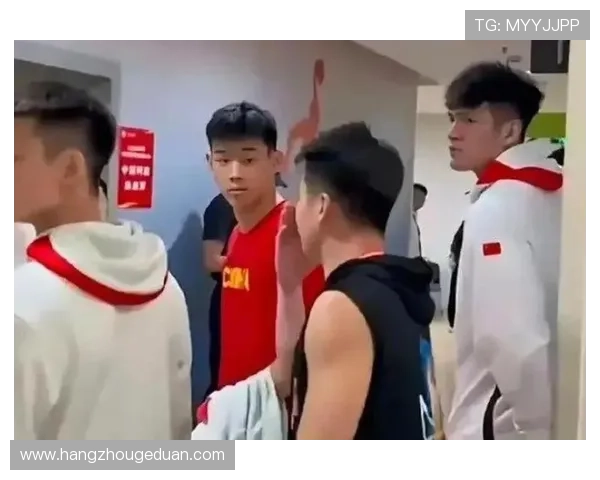 中国篮球联赛新赛季揭幕战精彩纷呈 球员表现引发球迷热议