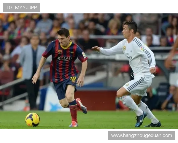 梅西告别巴萨后首次回归诺坎普，现场观众热烈欢迎新传奇的归来