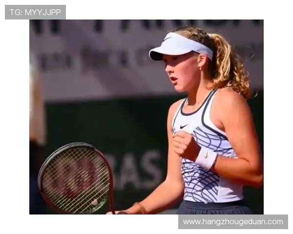 网球新星崭露头角 法网赛场爆冷胜利引发全球关注